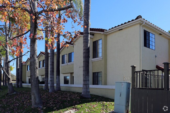 Los Olivos Apartments photo 2
