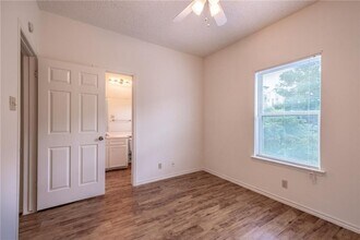 2414 Longview St Austin, TX 78705 photo 4