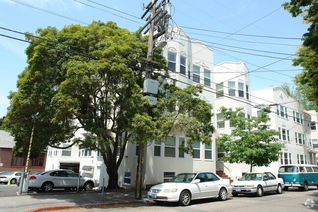 Americana Apartments photo 2