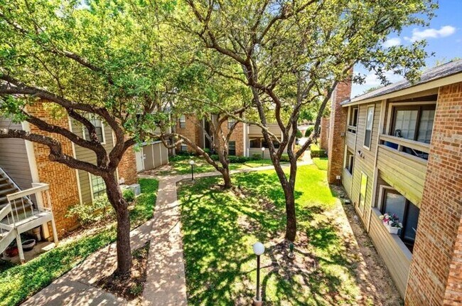 1206 Riverchase Ln Arlington, TX 76011 photo 4