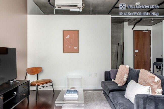 62 Cedar St Seattle, WA 98121 photo 2
