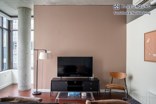 62 Cedar St Seattle, WA 98121 photo 3