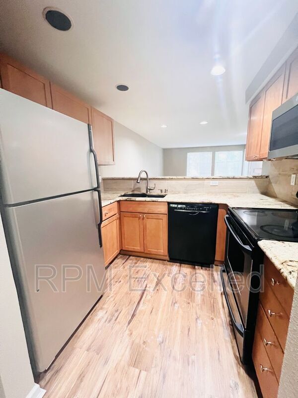Updated 2BR Condo with Pool, Clubhouse  Patio Storage in Kent photo 5
