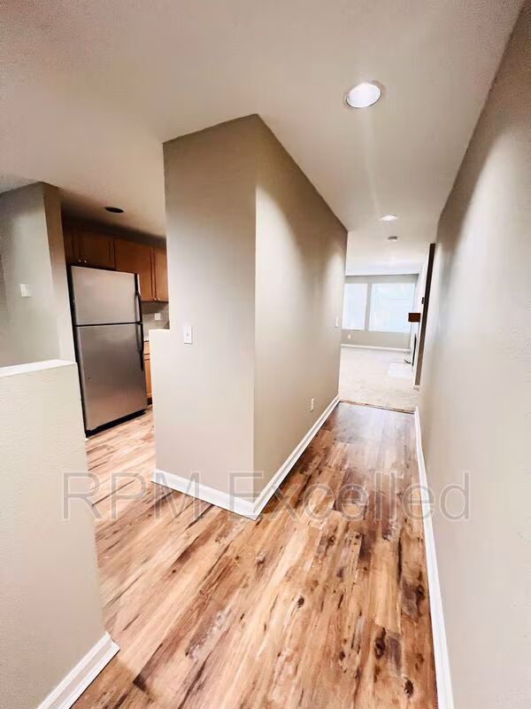 Updated 2BR Condo with Pool, Clubhouse  Patio Storage in Kent photo 3