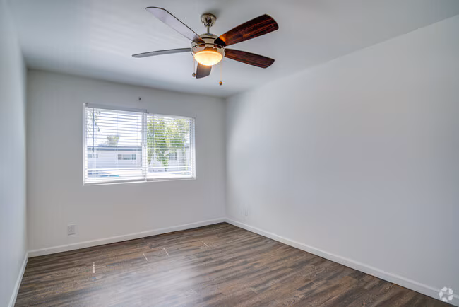 Luna Bear 454 West Brown Apartments photo 3