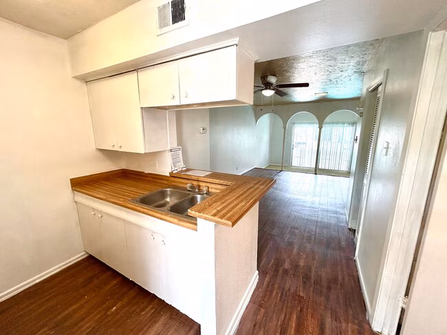 170 De Chantle Rd San Antonio, TX 78201 photo 2