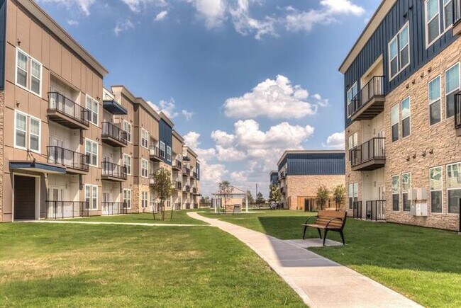 19400 W Bellfort Richmond, TX 77407 photo 2