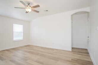 105 Lucy Cove, Hutto, TX 78634 photo 4