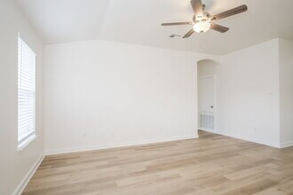 105 Lucy Cove, Hutto, TX 78634 photo 5