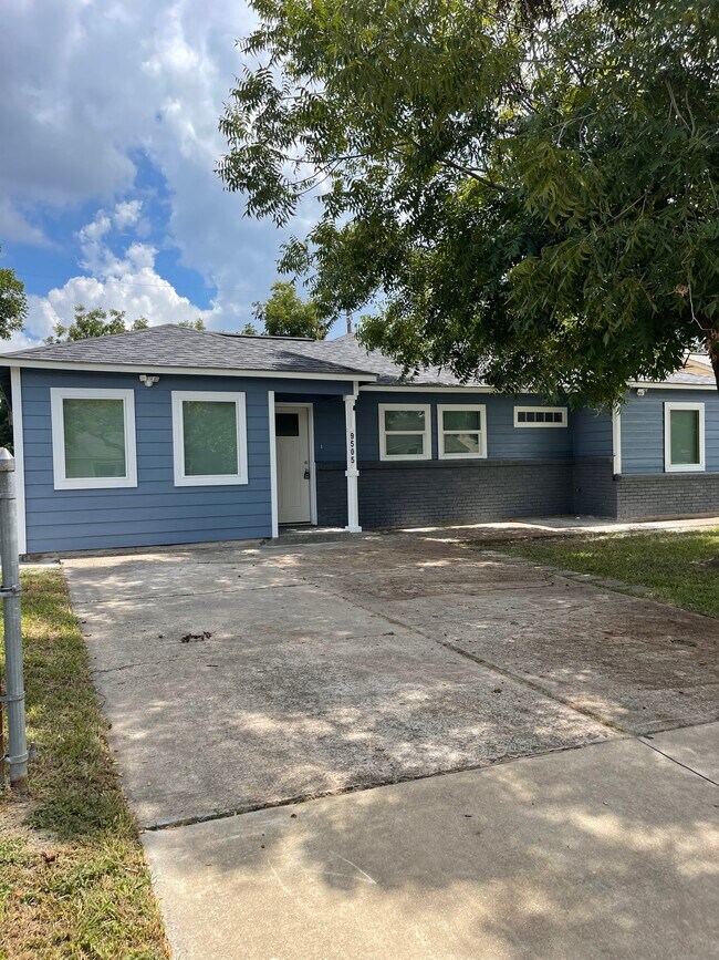 9505 Sierra Dr Houston, TX 77051 photo 4