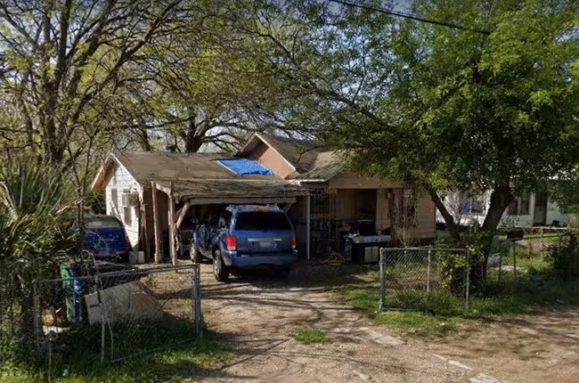 3306 W Poplar St San Antonio, TX 78228 photo 2