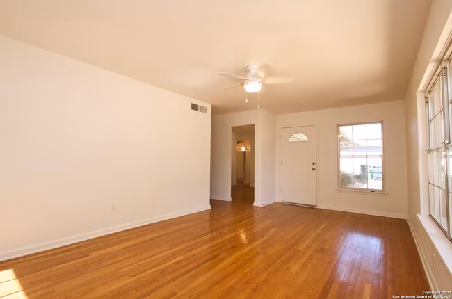 922 Sumner Dr San Antonio, TX 78218 photo 4