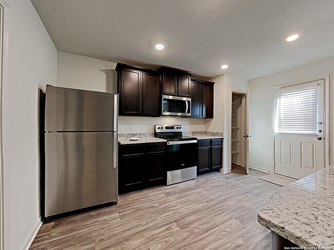 7254 Lazy Cyn San Antonio, TX 78252 photo 2