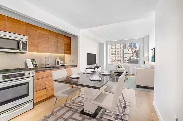 550 W 45th St New York, NY 10036 photo 4