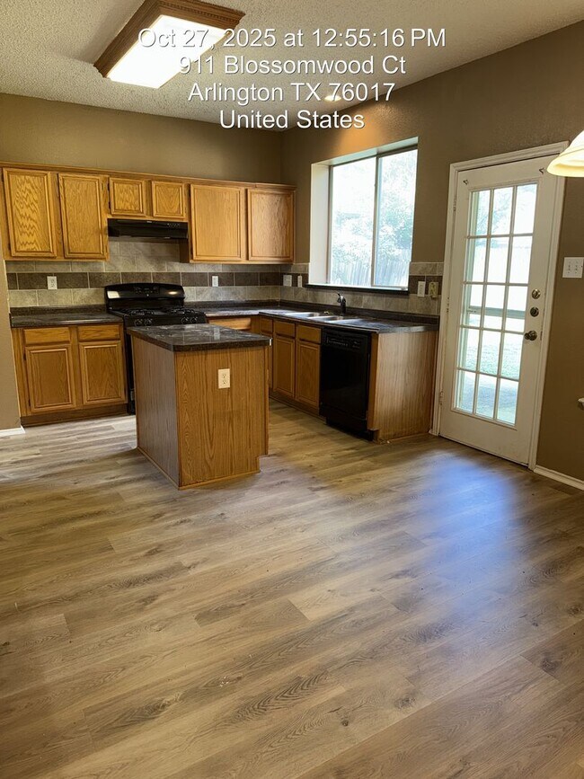 911 Blossomwood Court, Arlington, TX 76017 photo 3
