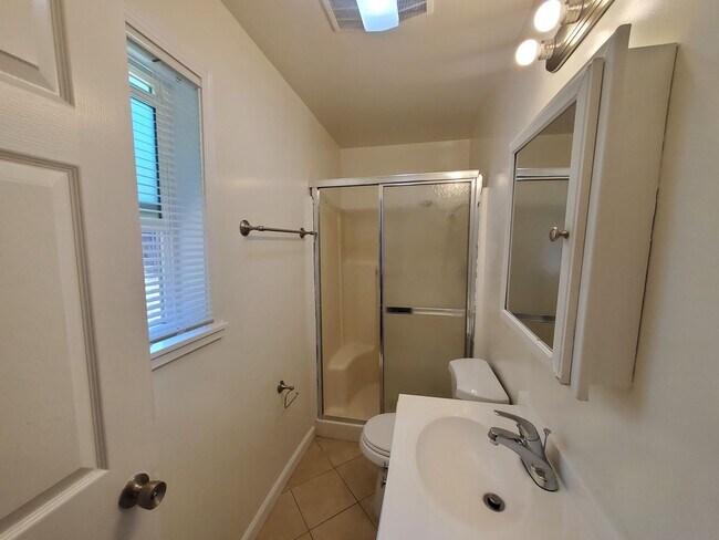 Cute  Cozy 1 Bedroom/ 1 Bath House in San Leandro, Ca. photo 5