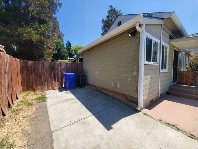 Cute  Cozy 1 Bedroom/ 1 Bath House in San Leandro, Ca. photo 2