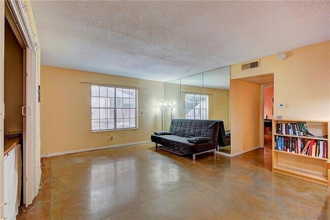 910 Duncan Ln Austin, TX 78705 photo 3