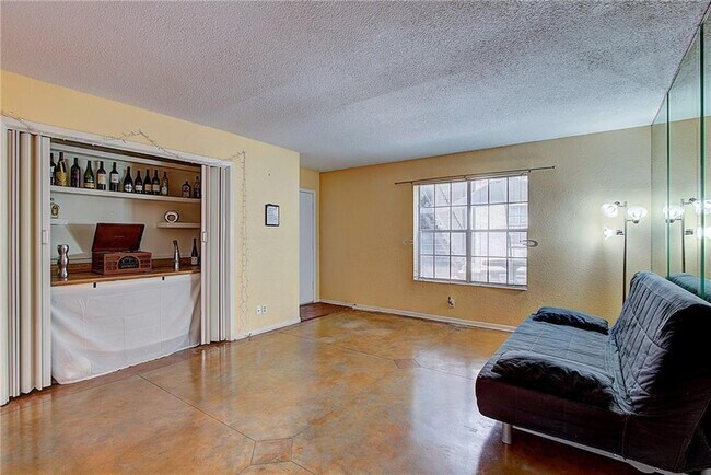 910 Duncan Ln Austin, TX 78705 photo 2