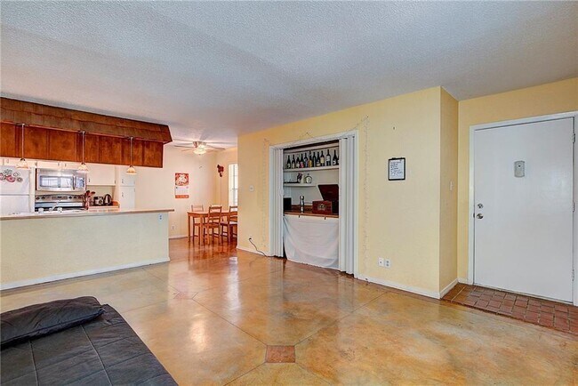 910 Duncan Ln Austin, TX 78705 photo 5