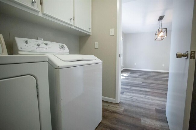 2301 Mistletoe Drive, Fort Worth, TX 76110 photo 3