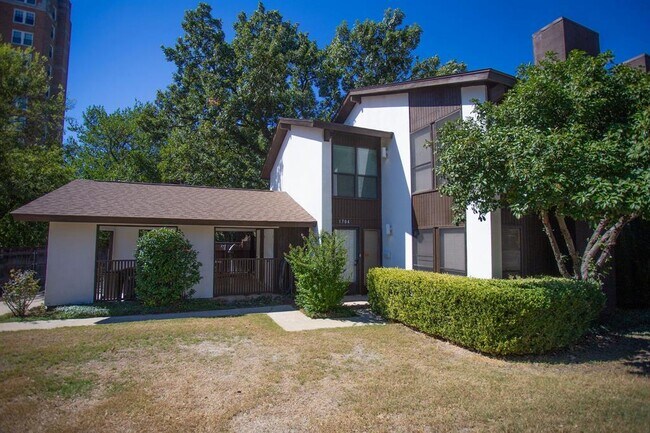 2301 Mistletoe Drive, Fort Worth, TX 76110 photo 2