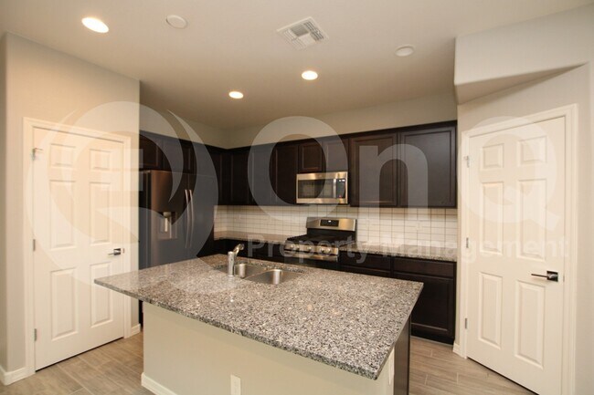 5742 W Raymond St Phoenix, AZ 85043 photo 3