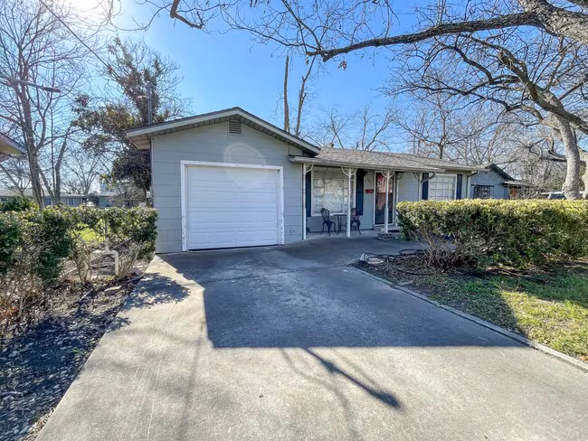 523 W Merriweather St New Braunfels, TX 78130 photo 2