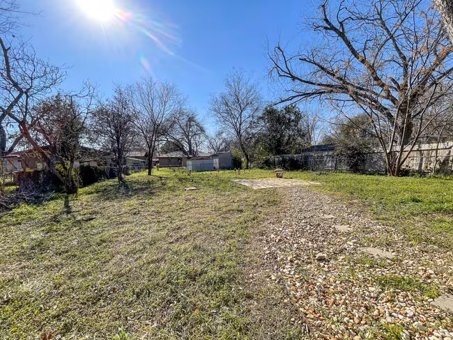 523 W Merriweather St New Braunfels, TX 78130 photo 3