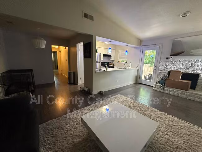 826 King Albert St Austin, TX 78745 photo 2