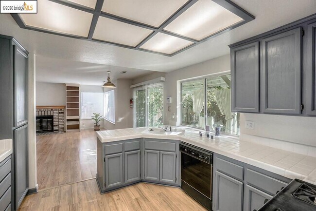 4973 Ridgeview Dr Antioch, CA 94531 photo 4