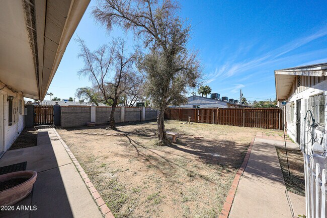 2226 W Heatherbrae Dr Phoenix, AZ 85015 photo 4