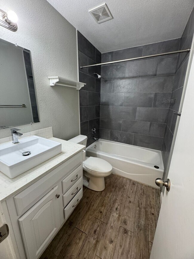 1910 Westridge Dr Austin, TX 78704 photo 3