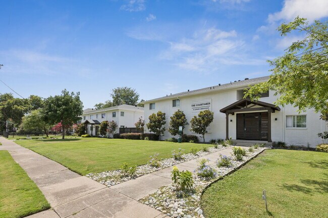 The Courtyards at Lower Greenville photo 2