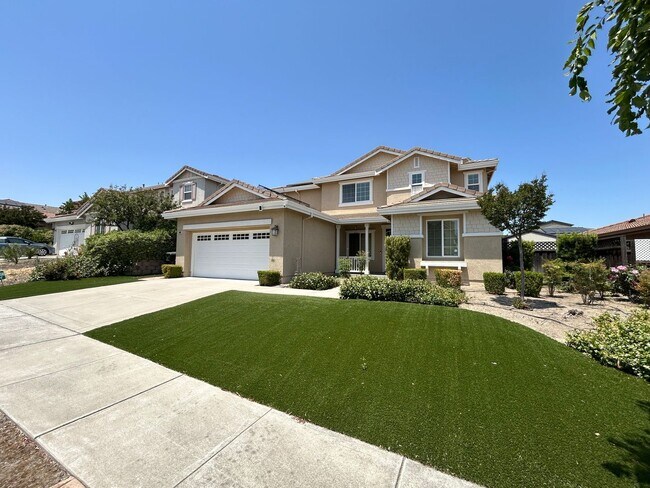 Spacious 5-Bedroom Home with SOLAR photo 2
