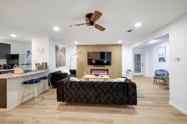 8005 Woodhue Rd Dallas, TX 75228 photo 3