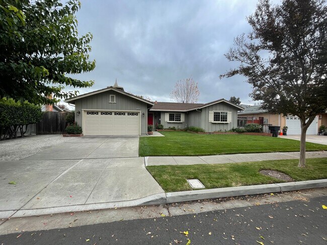 Great Shape Pleasanton Single Family Home near Downtown photo 2