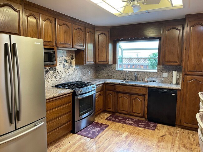 Great Shape Pleasanton Single Family Home near Downtown photo 3