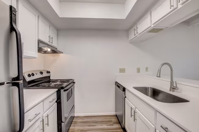 Oaks Apartments photo 5