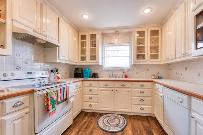 720 Chisholm Trail Denton, TX 76209 photo 2
