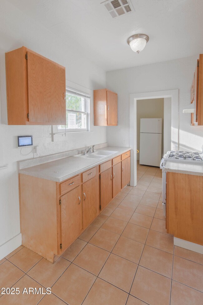 2032 W Adams St Phoenix, AZ 85009 photo 4