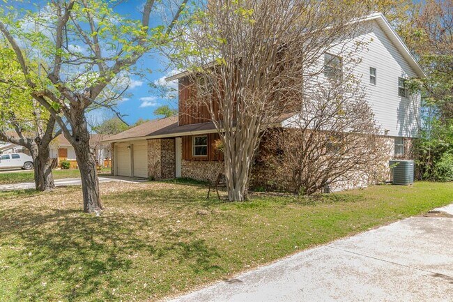 405 Steeple Ridge Road, Everman, TX 76140 photo 2