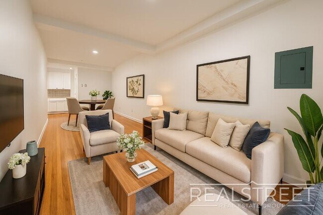 Spacious 2 Bedroom in Williamsburg! photo 4