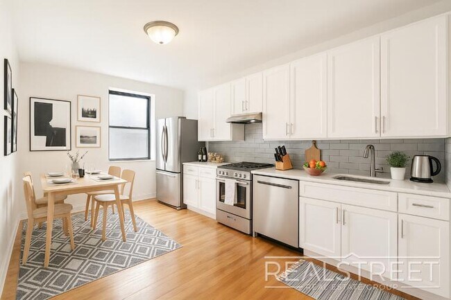 Spacious 2 Bedroom in Williamsburg! photo 2