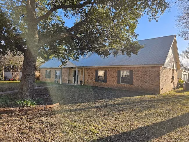 710 N Avenue C Elgin, TX 78621 photo 2