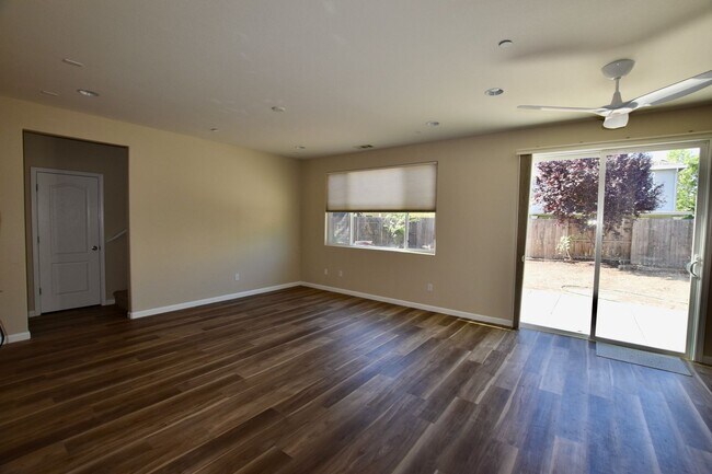 Gorgeous 5 Bed 3 Bath in Oakley photo 2