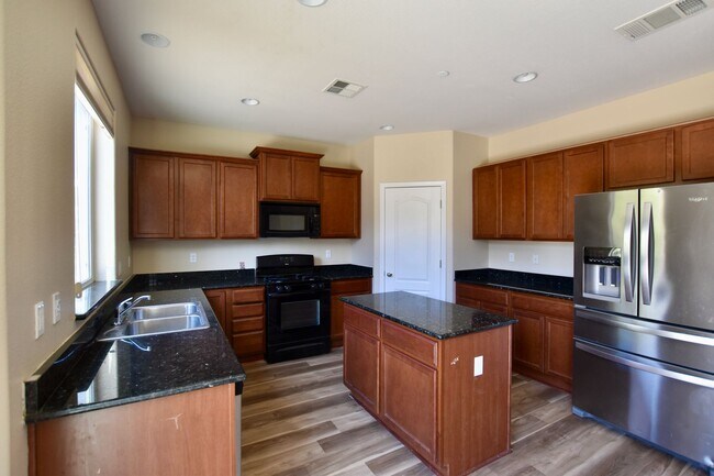 Gorgeous 5 Bed 3 Bath in Oakley photo 4