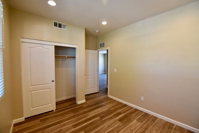 Gorgeous 5 Bed 3 Bath in Oakley photo 5