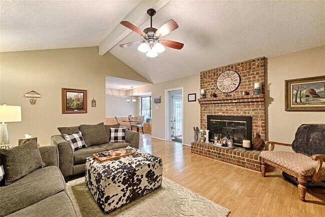 513 Owens Drive, Crowley, TX 76036 photo 2