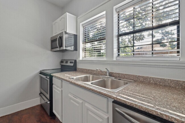 516 Mill St Denton, TX 76205 photo 4